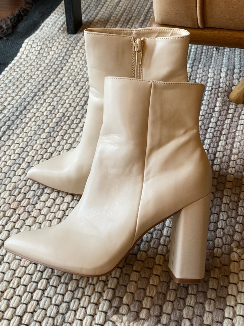 Tahari Off White Chunky Heel Pointed Toe Boots size 7.5